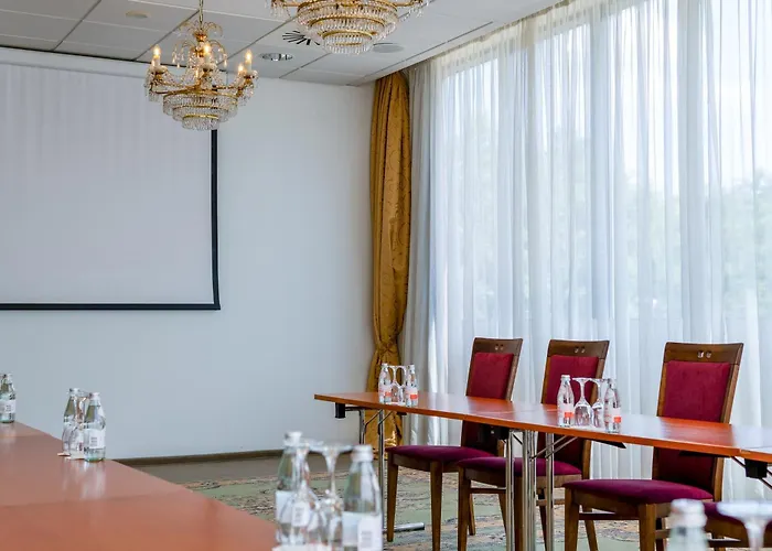 Ξενοδοχείο Park Plaza & Spa, Restaurant, Panorama Bar, Conference & Banquet Center 4*