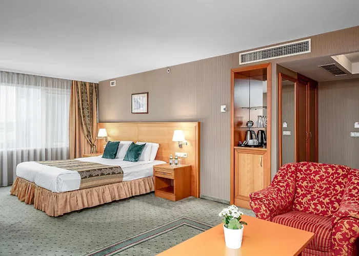 Park Plaza & Spa, Restaurant, Panorama Bar, Conference & Banquet Center Ξενοδοχείο 4*