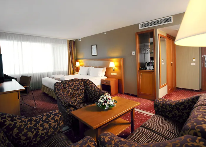 Park Plaza & Spa, Restaurant, Panorama Bar, Conference & Banquet Center فندق 4*