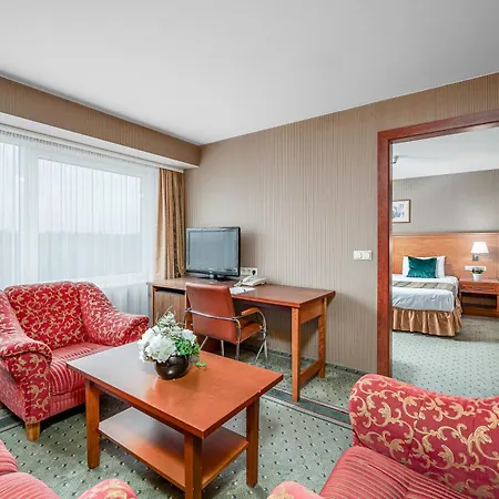 Park Plaza Hotel, Restaurant & Terrace, Panorama Bar, Conference & Banquet Center 4*