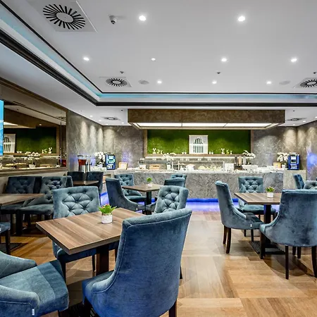 酒店 Park Plaza Hotel, Restaurant & Terrace, Panorama Bar, Conference & Banquet Center 4*