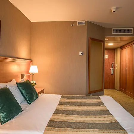 Park Plaza Hotel, Restaurant & Terrace, Panorama Bar, Conference & Banquet Center 酒店 4*